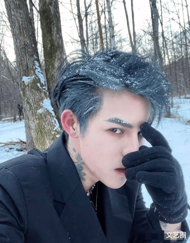 殷世航|殷世航不受封号影响，与套路璐牵手散步被偶遇，网友吐槽其身高只有1米3