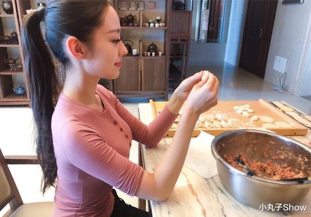 吉娜·爱丽丝|郎朗老婆高调走机场，晋升妈妈身材恢复神速，趁机秀了一把大长腿