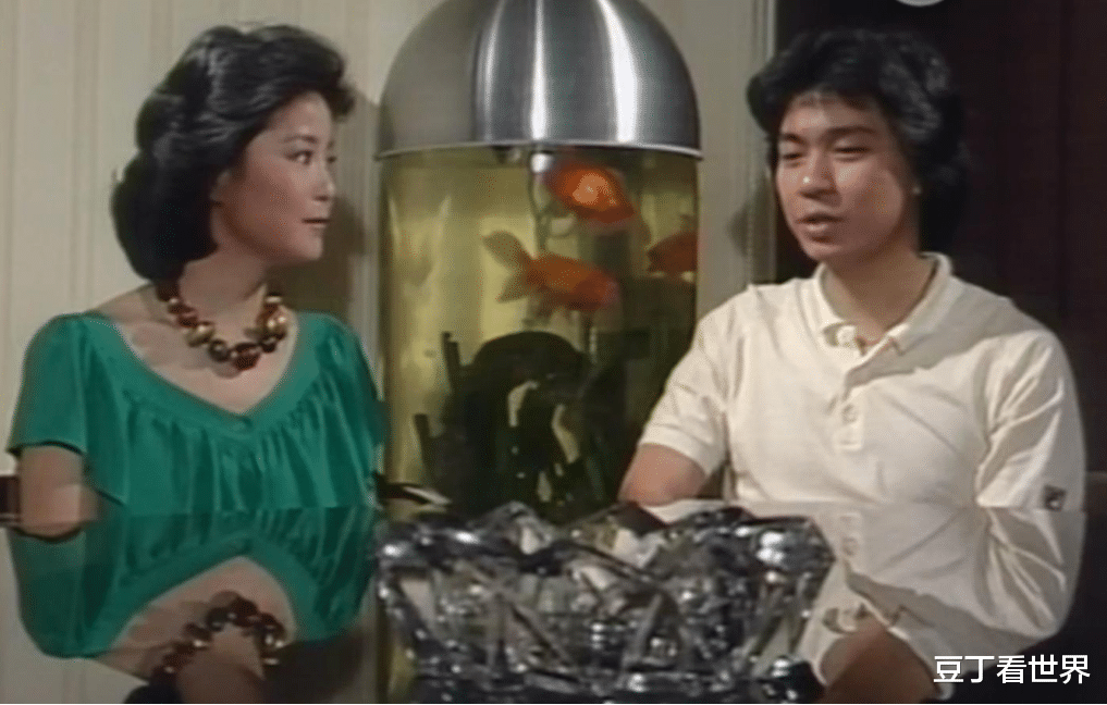 张国荣|他名气比谭咏麟高，因得罪张国荣惨遭封杀，如今靠领“低保”为生