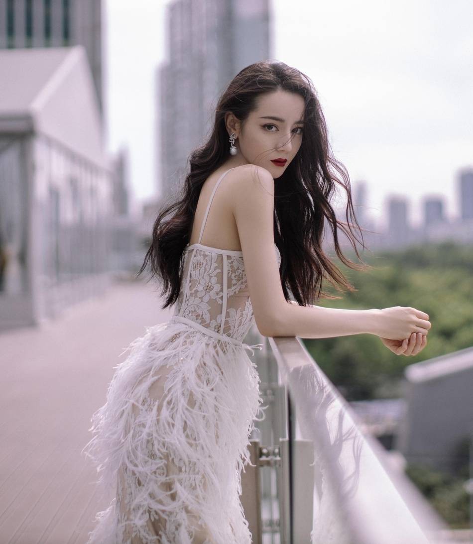潮流新风|热巴的身材和气质绝了，穿吊带裙比例惹眼又饱满，美得让人心动