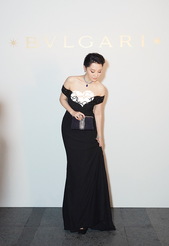 BiuVogue|许晴的身材可真不错，腰细腿长还有肉，很适合穿紧身裙