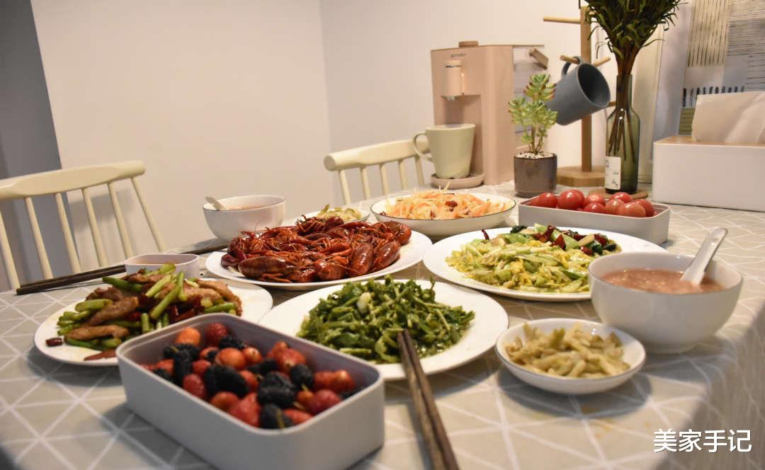 美家手记|32岁阿姨的穷装新房火了，大白墙不吊顶，软装的力量实在是太强大