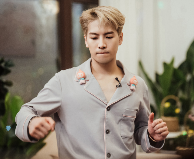 王嘉尔|离谱！《密逃3》招商文案曝王嘉尔仅是飞行，新增常驻另有其人？