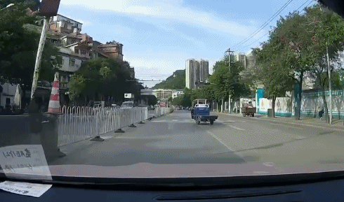 半岛晨报 真相大反转!声称“让车”被撞翻,行车记录仪视频秒打脸