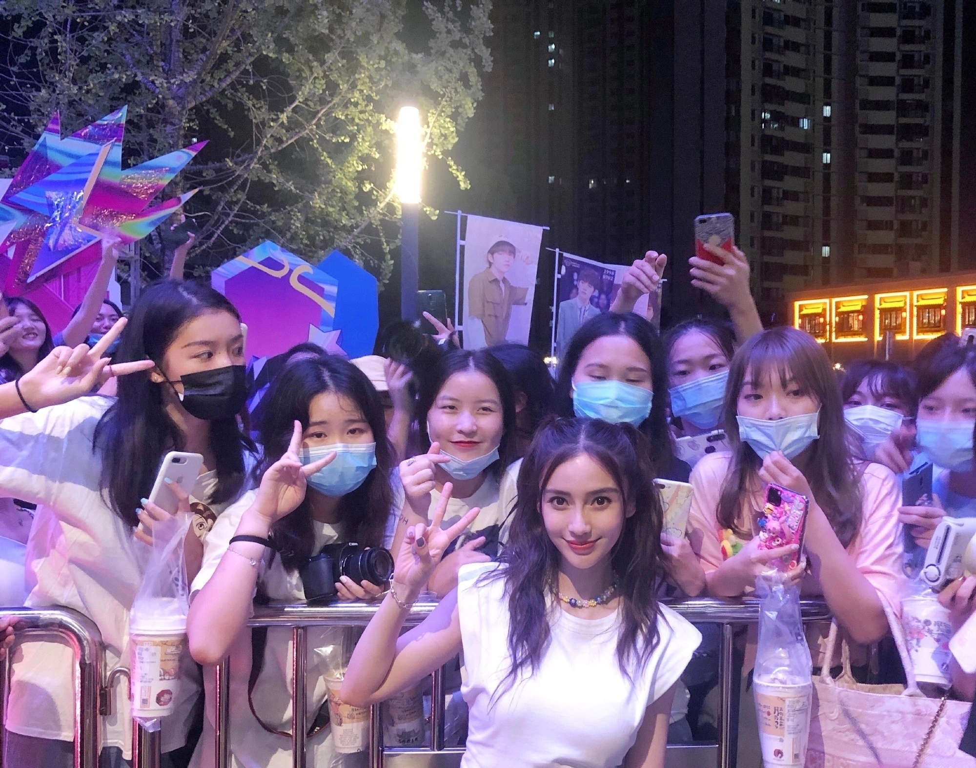 |明星现实生活中真的那么好看吗？