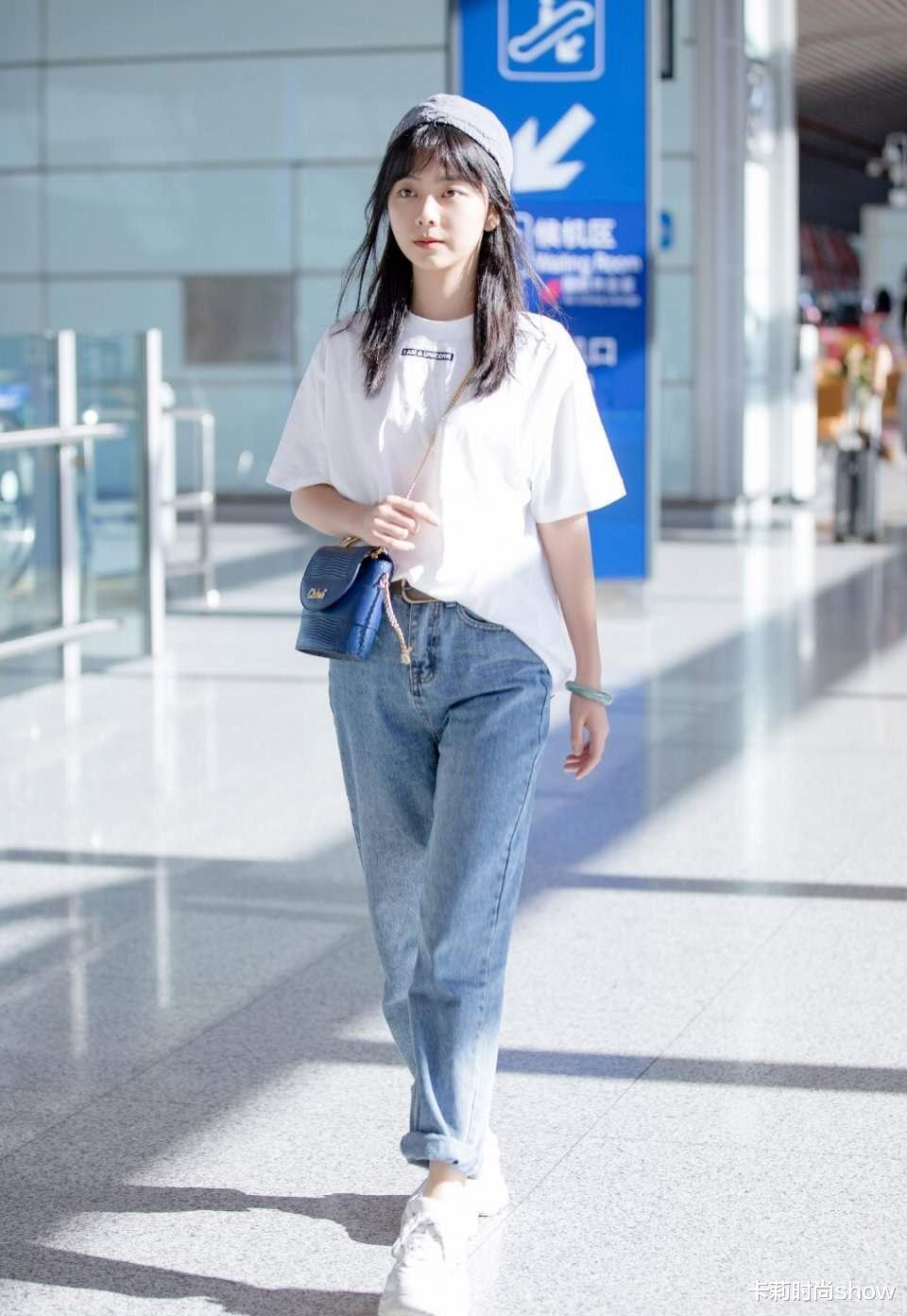 减肥方法|谭松韵终于找对风格了，白色连衣裙配大卷发，青春大气精致了很多