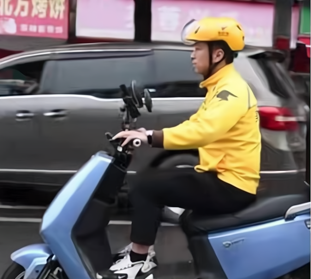 黑白配|赔光200万送外卖逆天改命？网友：信你个鬼，又是骑手招聘广告