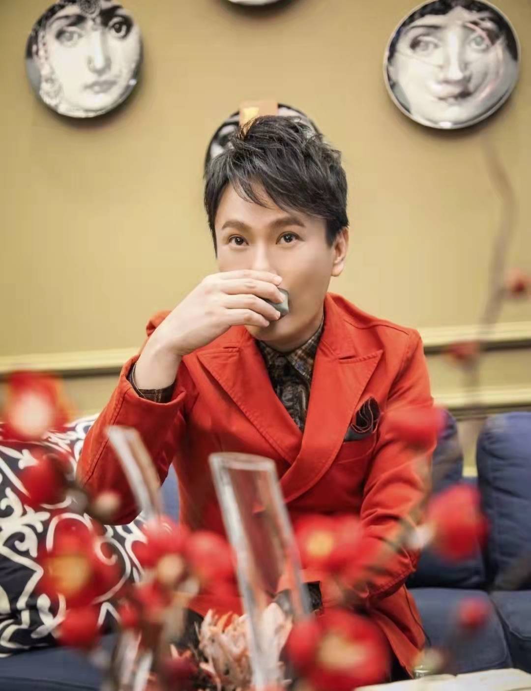 表情包|张信哲被网友实名举报，工作室发声明道歉，东方卫视删除相关动态