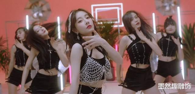 冯提莫|冯提莫发博晒新歌花絮照，6张照片展现3种风格，收获5000多条评论