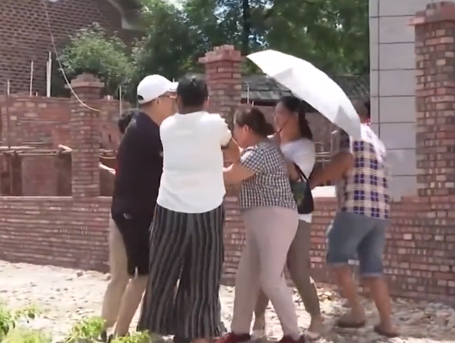 大哥去世，小叔子霸占大嫂房子装修入住，还将侄儿打伤