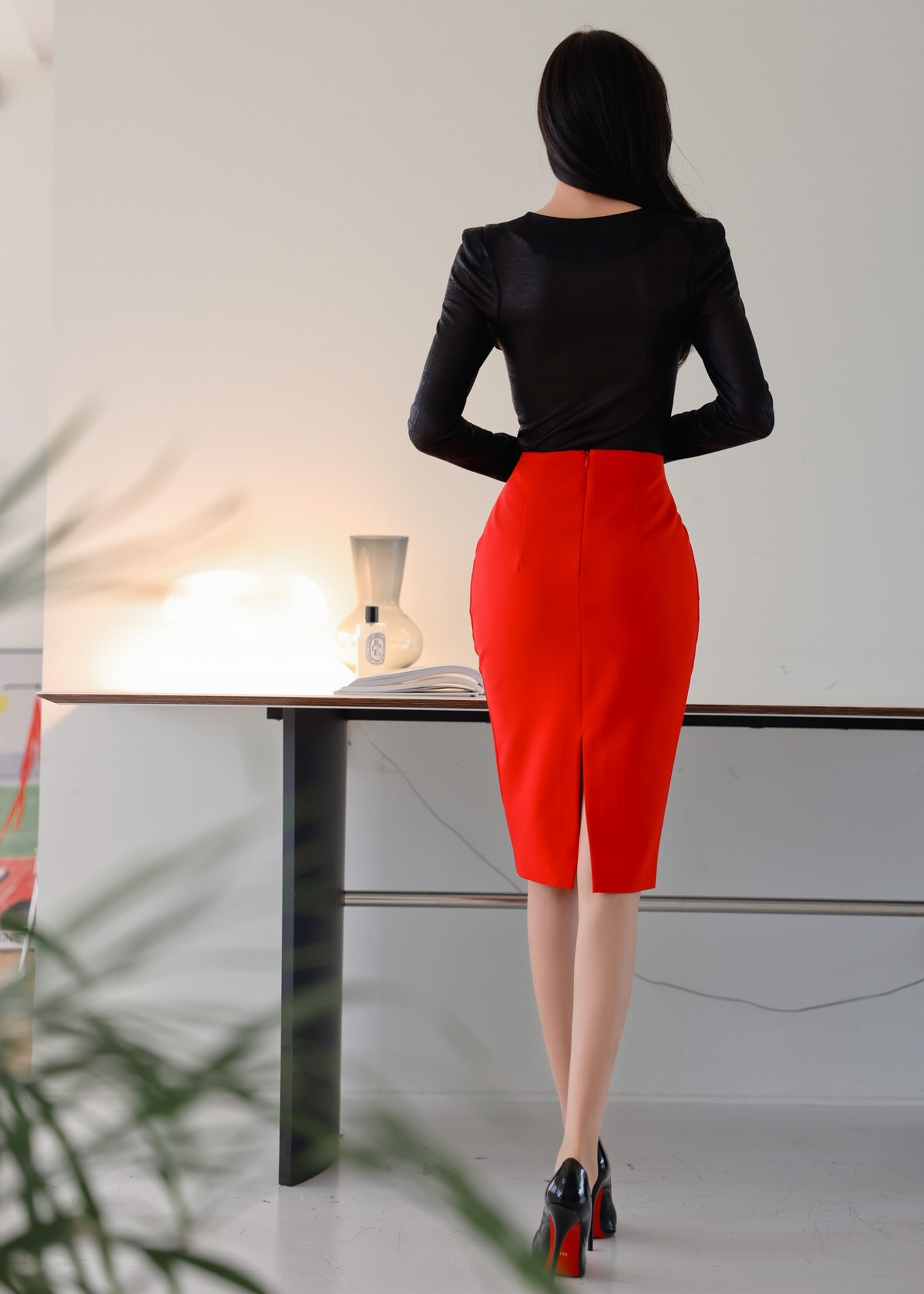 韩国名模孙允珠 2021最新孙允珠时尚写真:黝黑麻花桃心领T恤搭配大红修身半身裙