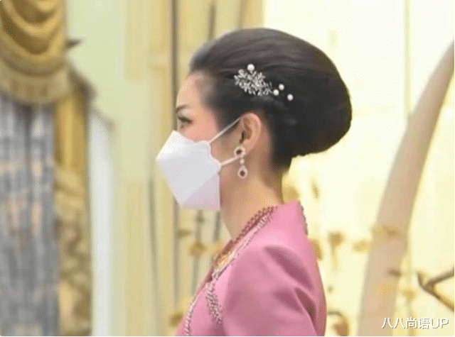 八八尚语UP 婆媳三人佩戴红色珠宝，诗妮娜戴耳坠精致，诗丽吉戴全套雍容华贵