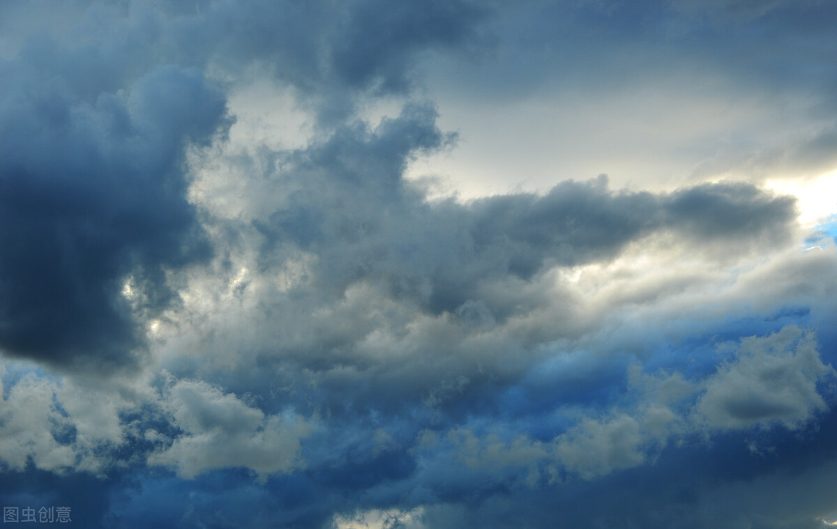 云朵 一朵云重达50万公斤，为何它还能飘在空中？科学家给出解释