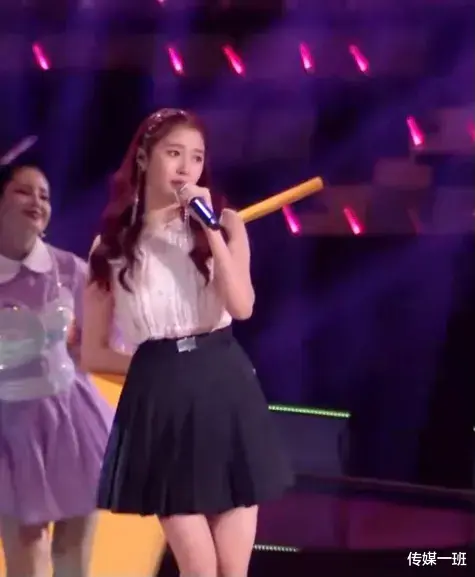 明星|晚会女星造型比美：关晓彤宋雨琦显壮实，欧阳娜娜毛衣造型略臃肿