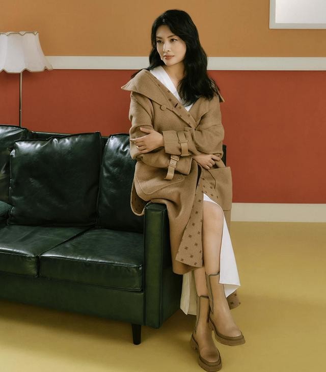 美人哒 53岁周涛比30岁更美,大衣叠穿牛仔衫+白衬衫,看似繁琐却很高级