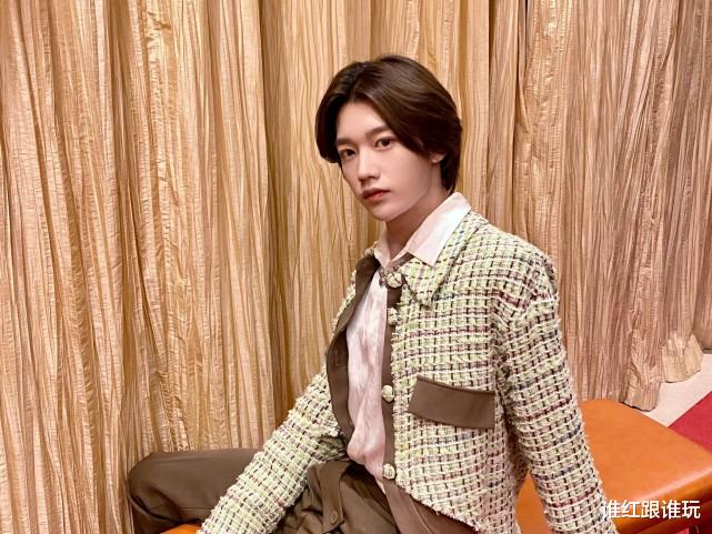 孙滢皓|当红男爱豆孙滢皓在机场被路人吐槽：大老爷们跟娘们似的！