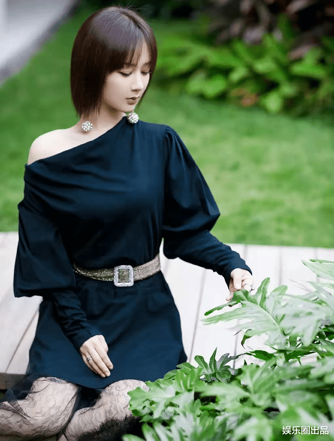 杨紫|杨紫果真“长大了”，穿黑色长裙拍大片，身形饱满气质轻熟
