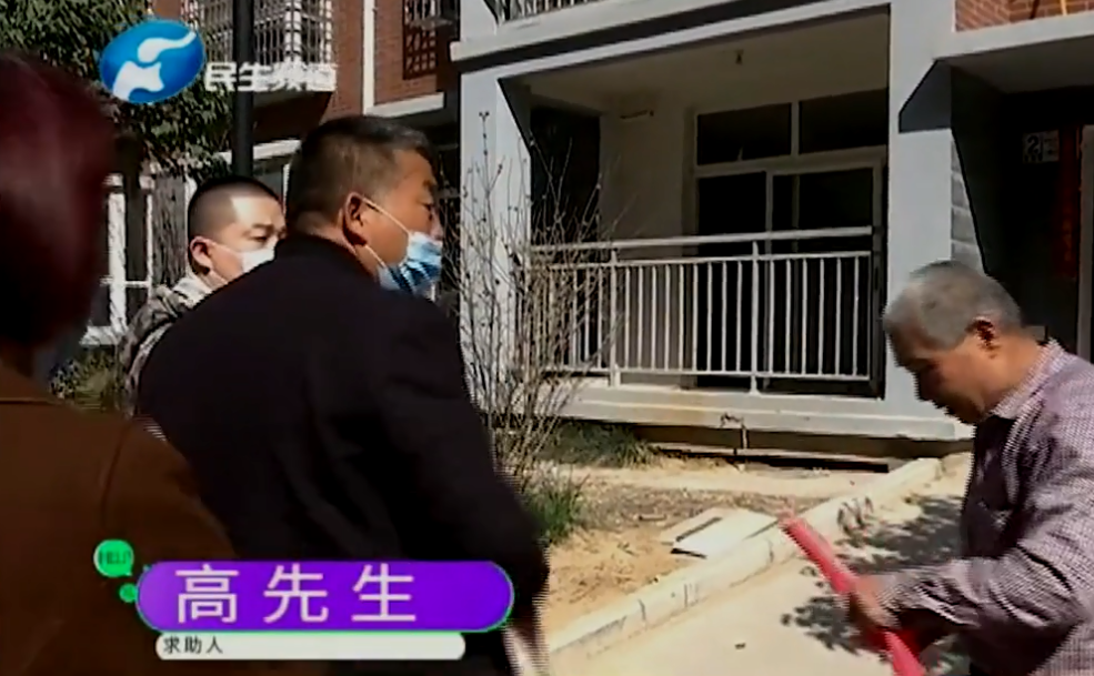 自家房子被陌生人霸占装修,房主要求看合同,对方:我凭啥给你看