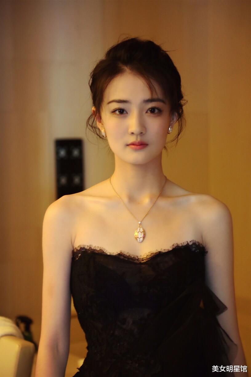 徐璐|27岁徐璐，容颜俏丽身材有料，这位女神越来越有味道了！