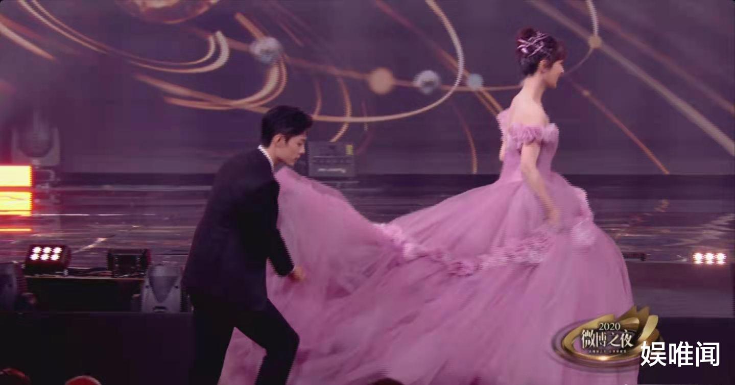 刘露|肖战张一山负责提裙子，李现帮忙领奖杯，杨紫的异性缘真是太好了