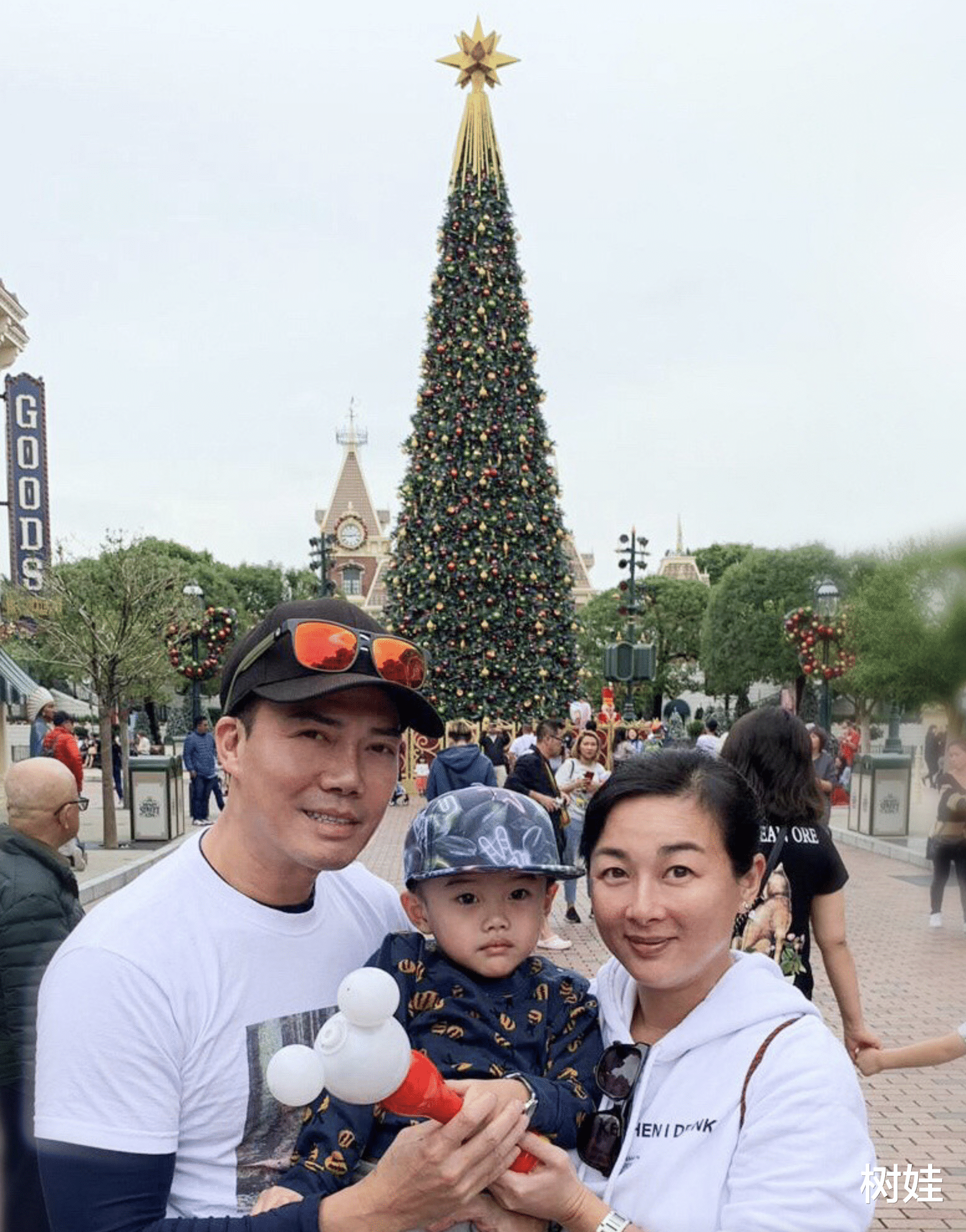 谢天华|54岁谢天华携子女外出幸福满面，两岁女儿罕露脸，呆萌可爱像妈妈