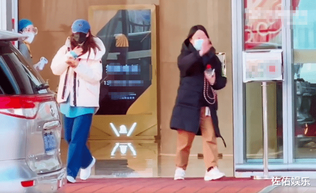 吴奇隆|与吴奇隆难舍难分？刘诗诗走路玩手机差点上错车，模样可爱又迷人