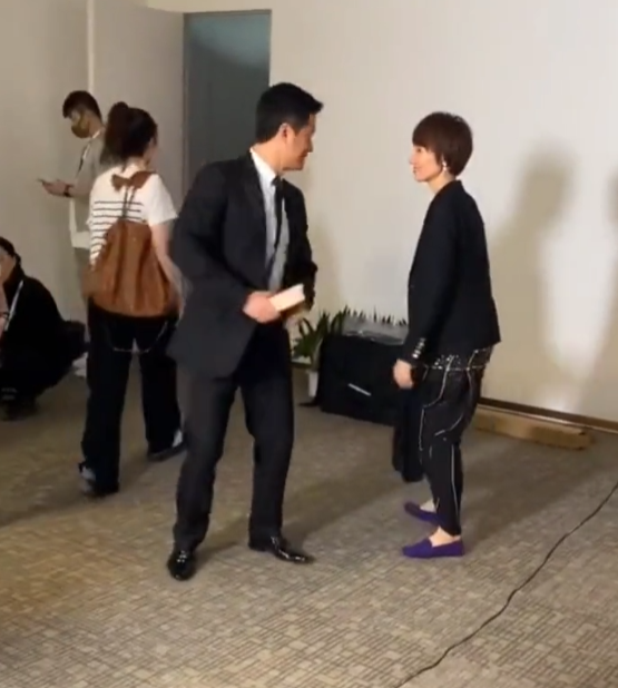 肖战|吴京袁泉片场打闹嬉戏！原地转圈表情可爱，却遭网友吐槽太飘