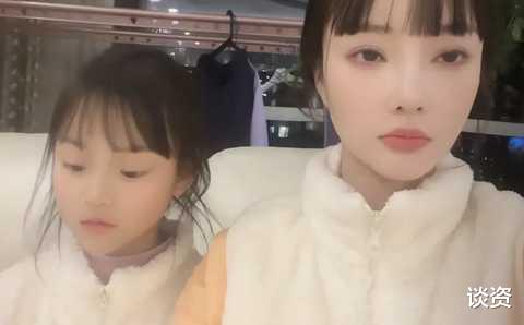 李小璐|李小璐晒与女儿同框卖萌,9岁甜馨出落得亭亭玉立,母女俩像姐妹花