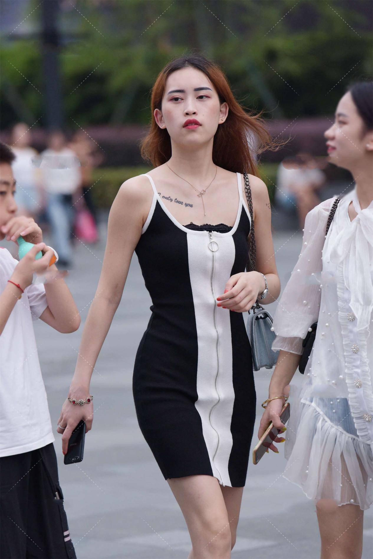 穿衣搭配|黑白色拼接裙子,简单大气,时尚感十足