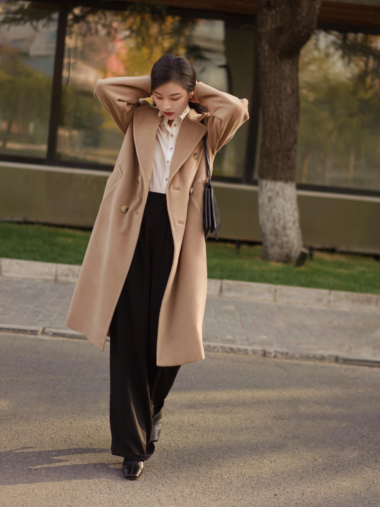 大衣|职场女王不能缺的大衣穿搭，大气中又有小心机，学到就是赚到！