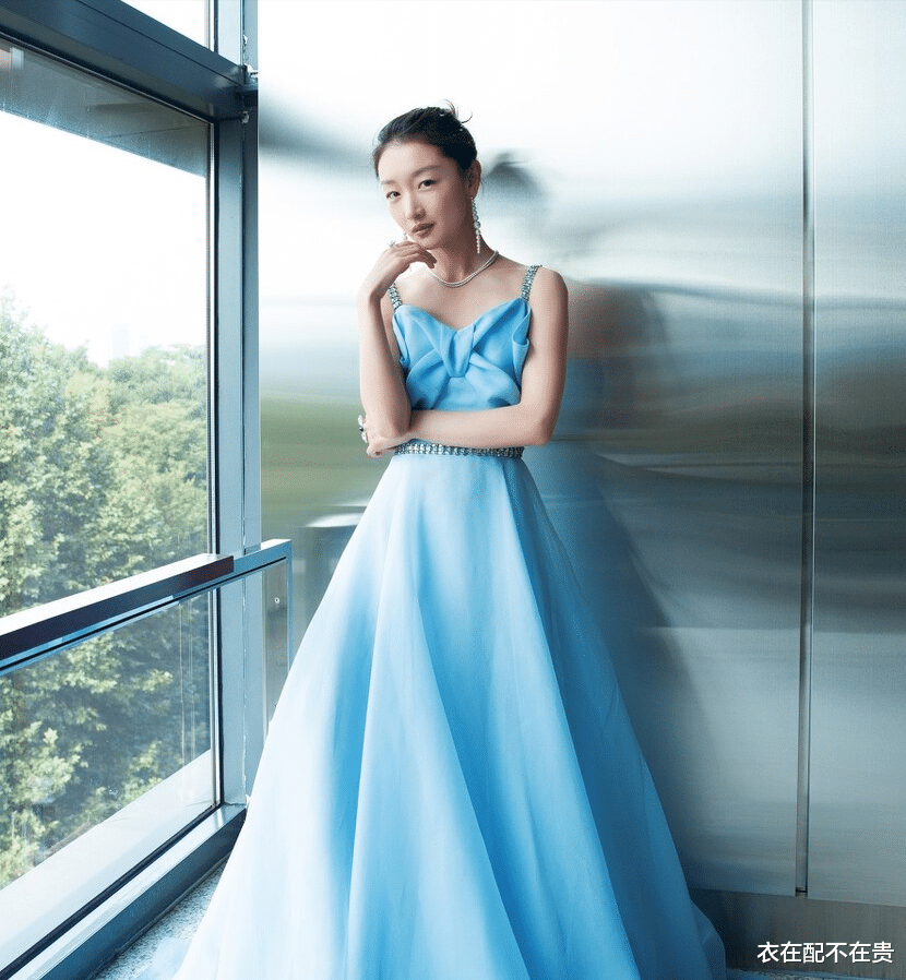 吴谨言|吴谨言换造型就像换了张脸，穿背带裙甜美清爽，比清宫扮相更耐看