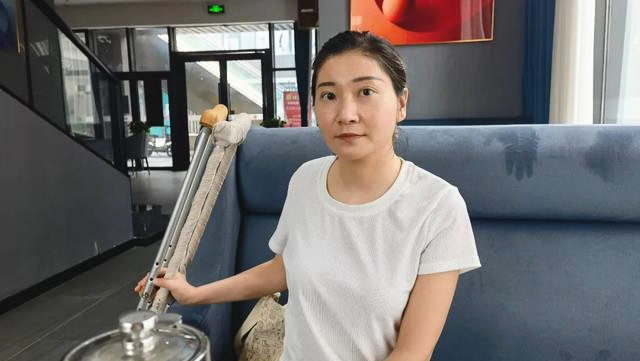 别样明月|泰国坠崖孕妇王暖暖首次带货300万遭质疑，受害者必须是完美的吗？