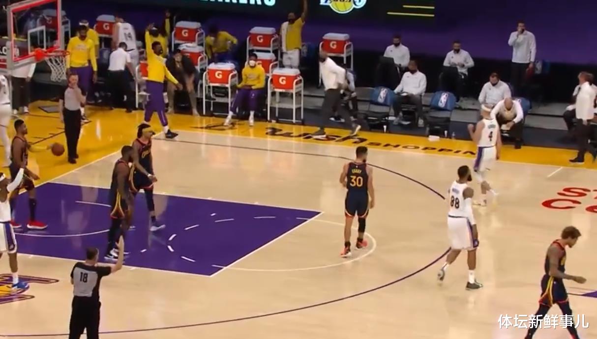 湖人隊|輸球又輸人！湖人117-91勇士，蘇群曝內情，庫里惹爭議，誰注意詹姆斯舉動