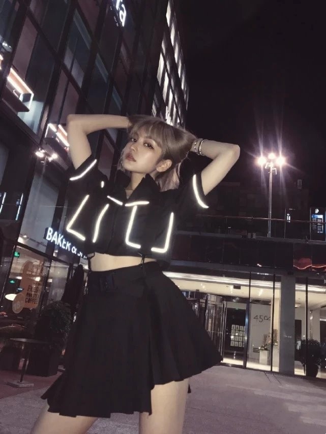 猫姐穿搭经|包贝尔老婆不避嫌,领着女儿出门穿T恤还要露腰,但好身材真惹眼