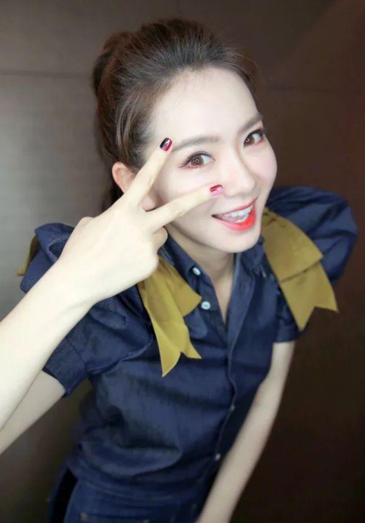 眼霜|戚薇扮嫩从不失手，看了她“涂眼霜”的方法，网友：这么长时间都白涂了