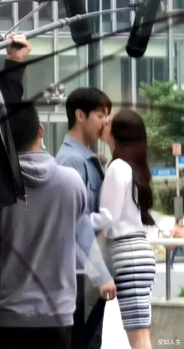 杨幂|杨幂拥吻许凯被嘲揩油，男方用纸巾擦嘴疑嫌弃，两人CP感再被质疑？