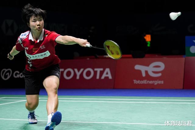 何冰娇|国羽女单三人晋级八强！何冰娇2-0完胜丹麦一姐，世锦赛会师队友