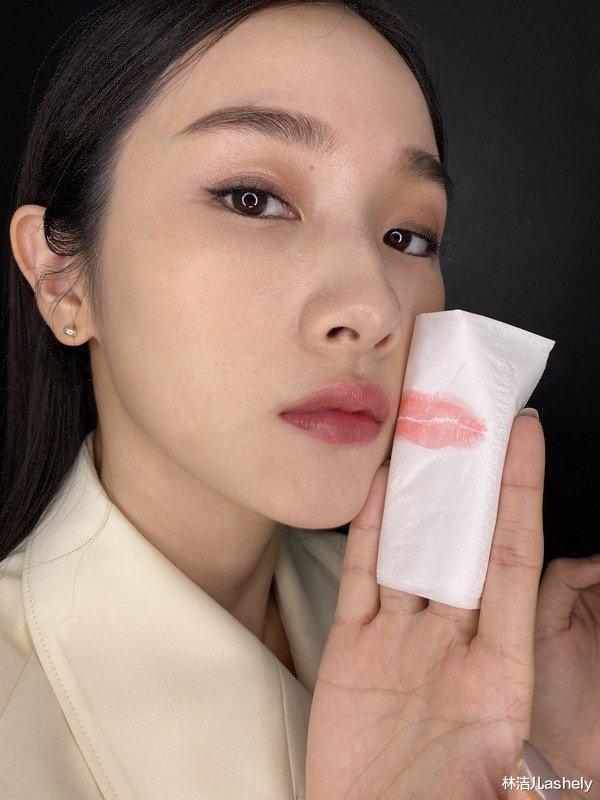 宝宝洗澡 欧阳娜娜这脸越看越贵,腮红氛围感十足,唇妆更是纯欲感爆棚了