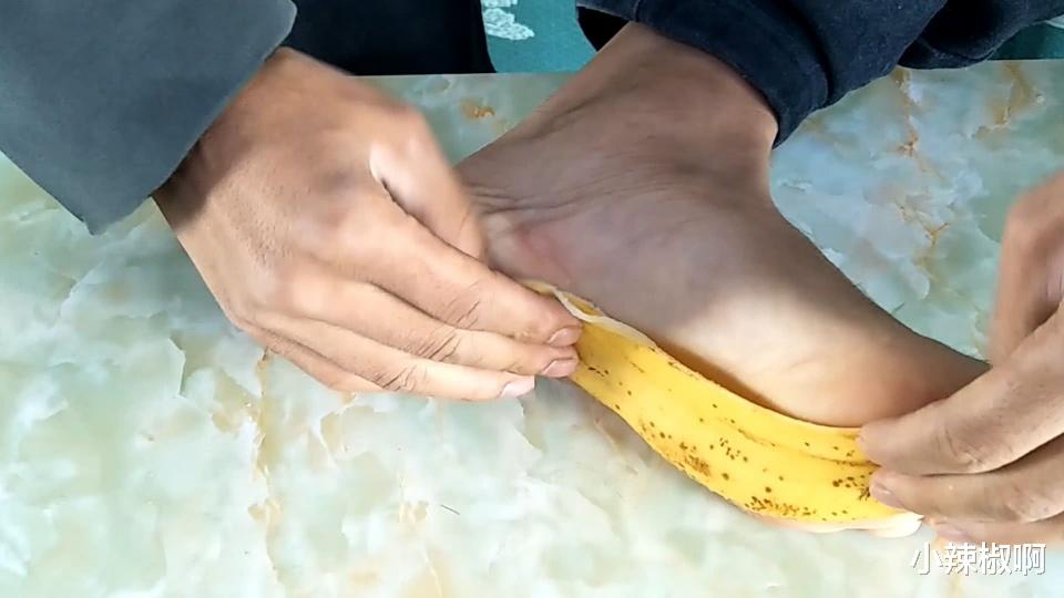 |香蕉皮,对人的皮肤有许多抗微生物和抗炎作用,是天然实用的良药