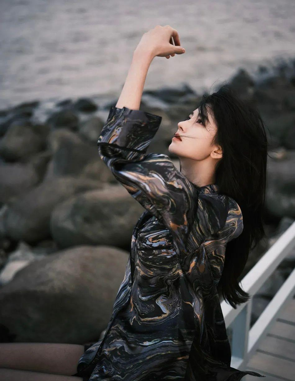 戚薇|鞠婧祎冬日写真美得让人窒息！雪肤玉貌长腿太惊艳