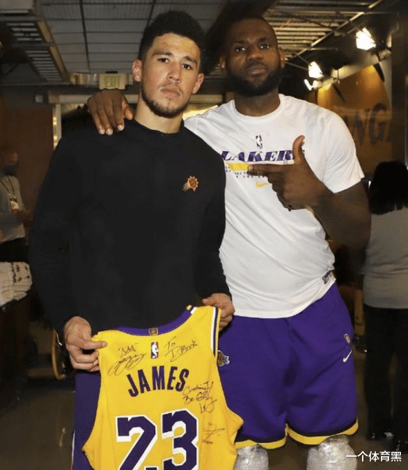 勒布朗·詹姆斯|詹姆斯為何不與保羅握手？原因找到了！CP3模仿老詹背打動作，嘲諷意味十足