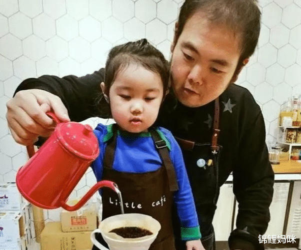 |18年前的“网红小胖”，为爱减肥娶妻生女，如今他怎样了？