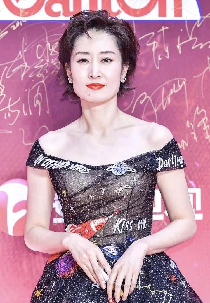 潮帮先生 刘敏涛还是淡雅点耐看,穿星空透视裙配浓妆,太艳丽反而有些显老