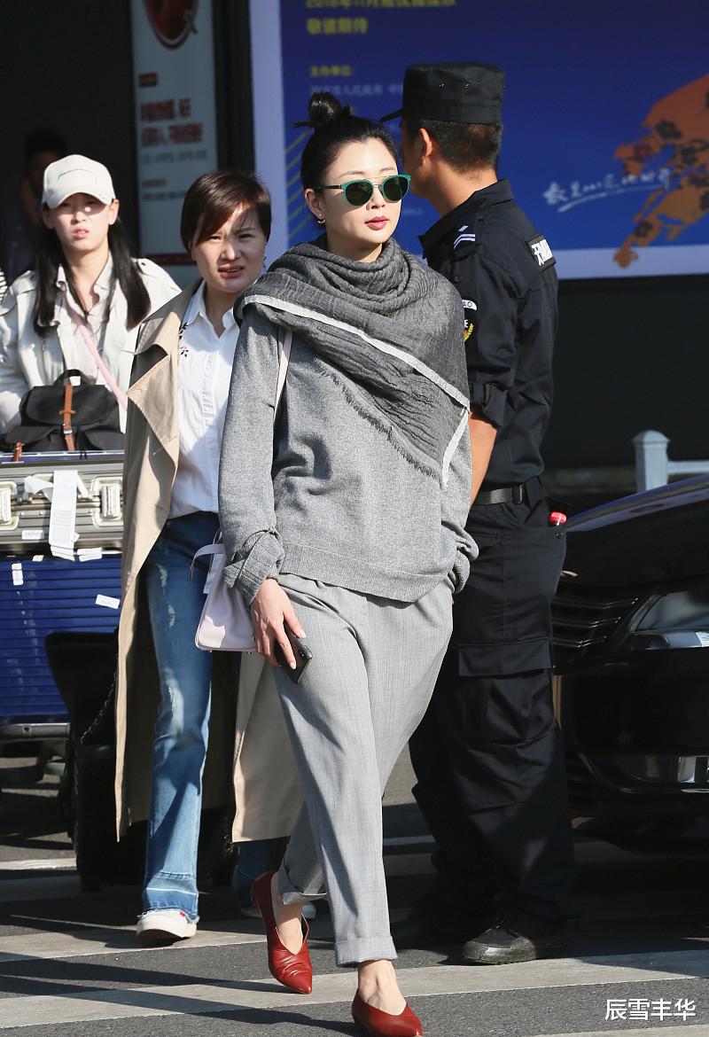 裤子|殷桃休闲“混搭”造型真时髦！牛仔外套配短裤，身材比例太优越了