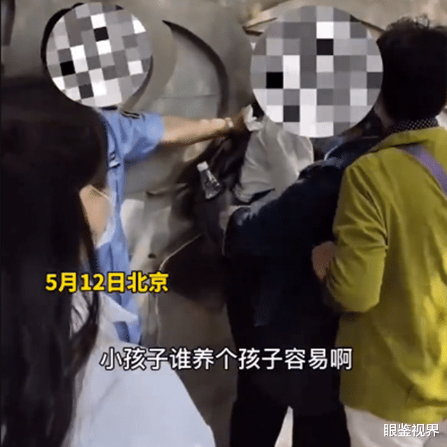 眼鉴视界 小伙乘公交不戴口罩，打了司机就跑，大妈劝阻司机：得饶人处且饶人