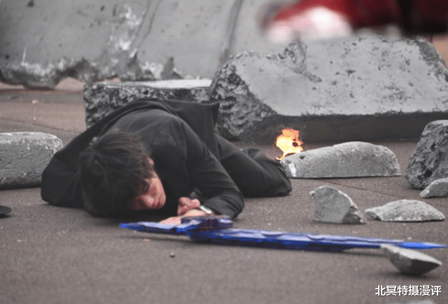 假面骑士圣刃|假面骑士圣刃：剑斩手持双剑归队，老乌暴走，剑士圣刃被封号！