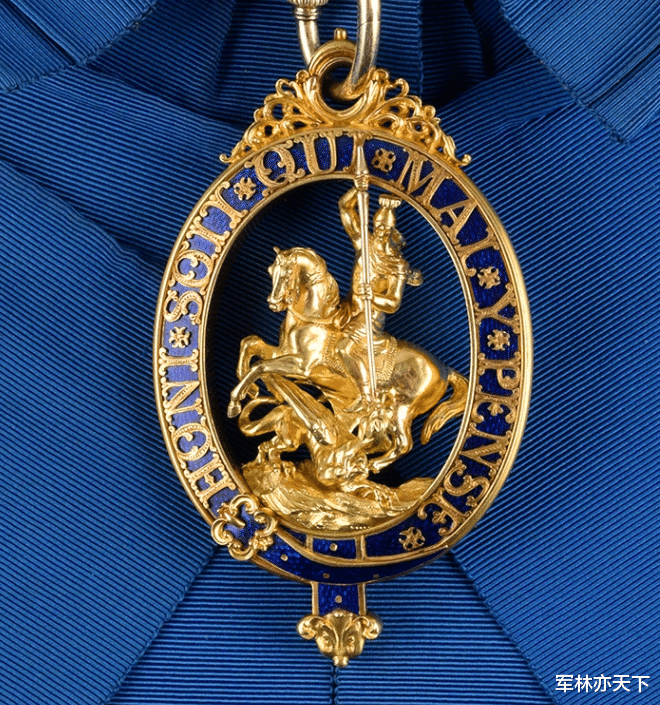 威廉王子身穿皇傢衛隊軍裝，總會戴一個藍佈條，到底是啥呢？-圖5