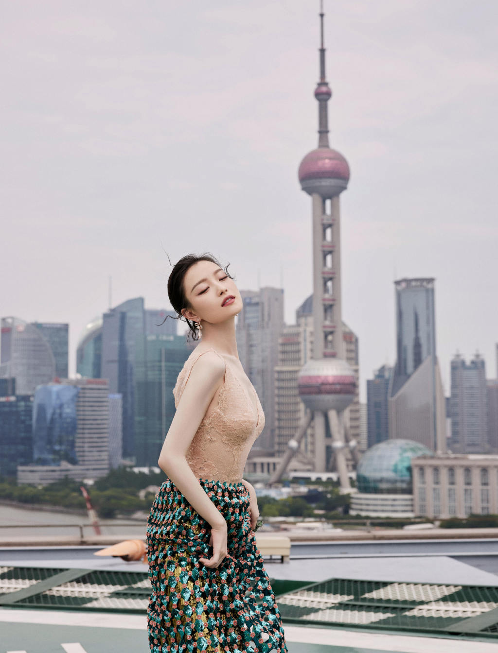 倪妮|倪妮不愧是媚骨天成，抹胸连体裤身姿曼妙，镂空连衣裙婉约风情！