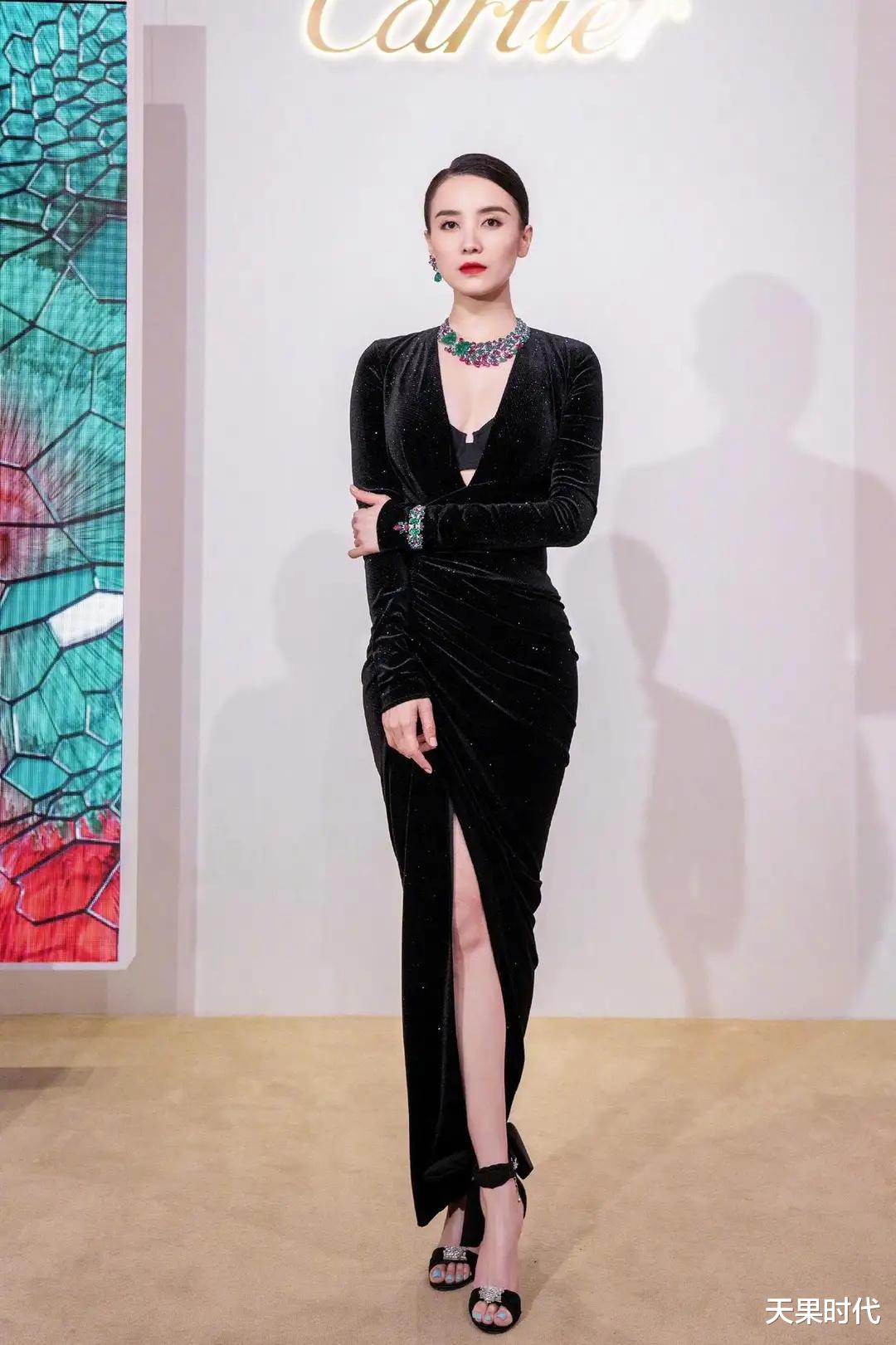 天果时代 宋佳的气质出挑，穿黑色深V连衣裙高贵大气，珠宝点缀霸气又惊艳