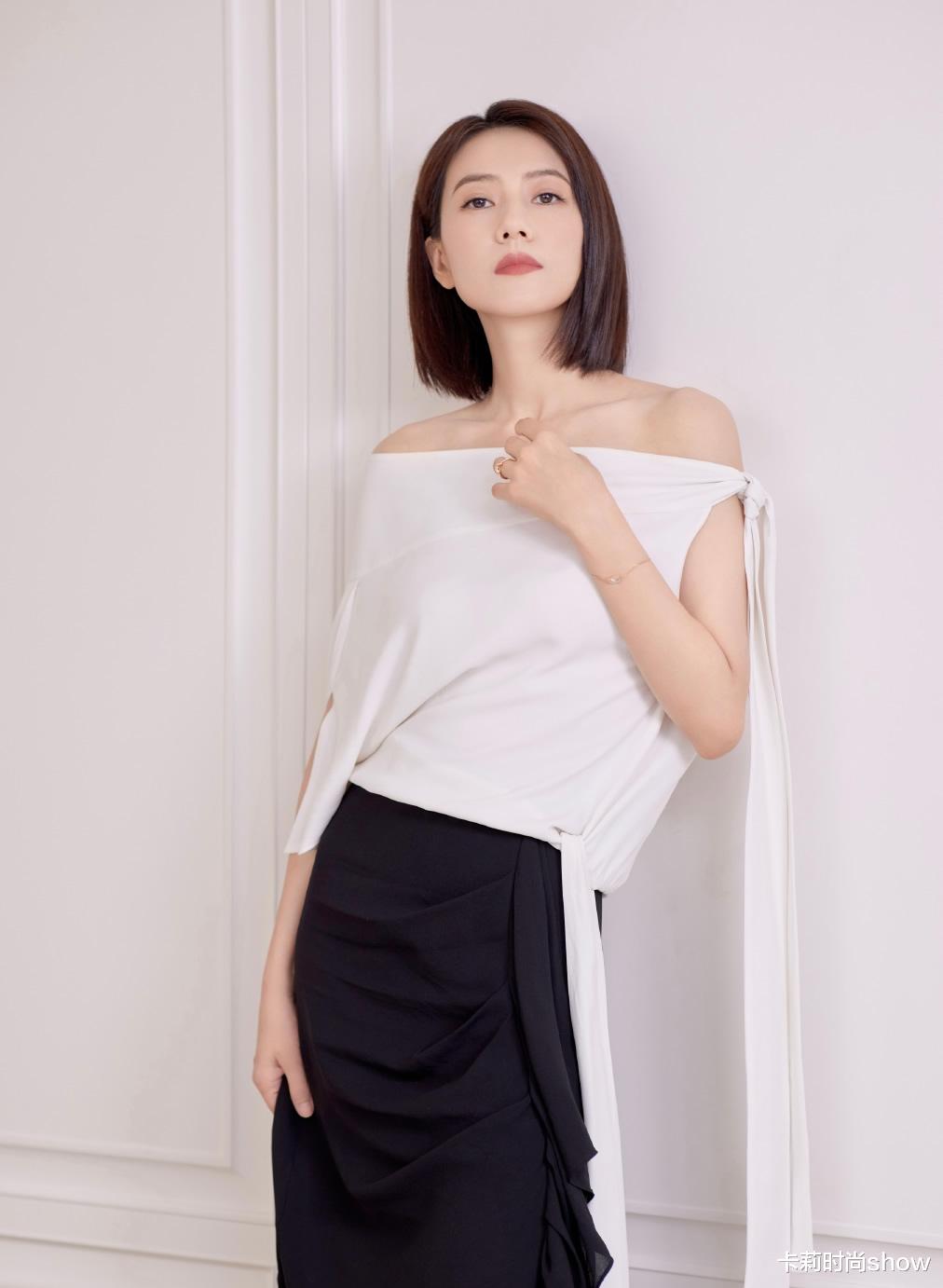 卡莉时尚show|高圆圆气质果然不一般,穿极简黑白都满满高级感,44岁还是真女神